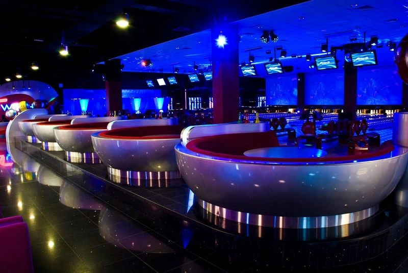 سوئیچ بولینگ یک مرکز تفریحی کامل برای تمام اعضای خانواده است. این مکان امکانات مختلفی مانند سالن بولینگ، ۲ پلی&zwnj;استیشن، ۴ میز بیلیارد حرفه&zwnj;ای، ۳ اتاق کارائوکه و یک رستوران دارد. علاوه بر این موارد و تفریحات خانوادگی، سوئیچ بولینگ برای رویداد&zwnj;ها و جلسات کاری نیز مکان مناسبی است و امکاناتی مانند سالن&zwnj; مناسب، سیستم&zwnj;های چندرسانه&zwnj;ای و خدمات پذیرایی ارائه می&zwnj;دهد. بهتر است از قبل از مراجعه به این مجموعه، تفریح و خدمات موردنظرتان را از سایت سوئیچ بولینگ رزرو کنید.