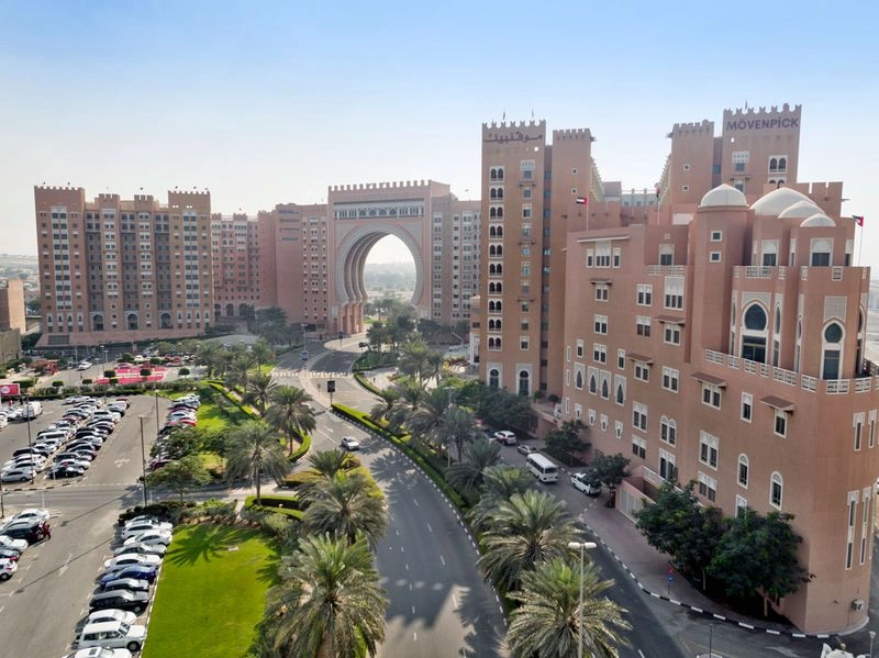 برای استفاده از پارکینگ این مرکز خرید نیازی به پرداخت ورودی نیست. البته فقط تا ۴ ساعت می&zwnj;&zwnj;توانید رایگان از آن استفاده کنید. اگر خرید و گردش شما بیشتر از این مدت طول کشید، یک پیامک دریافت خواهید کرد که شما را در جریان جزئیات هزینه قرار می&zwnj;دهد.