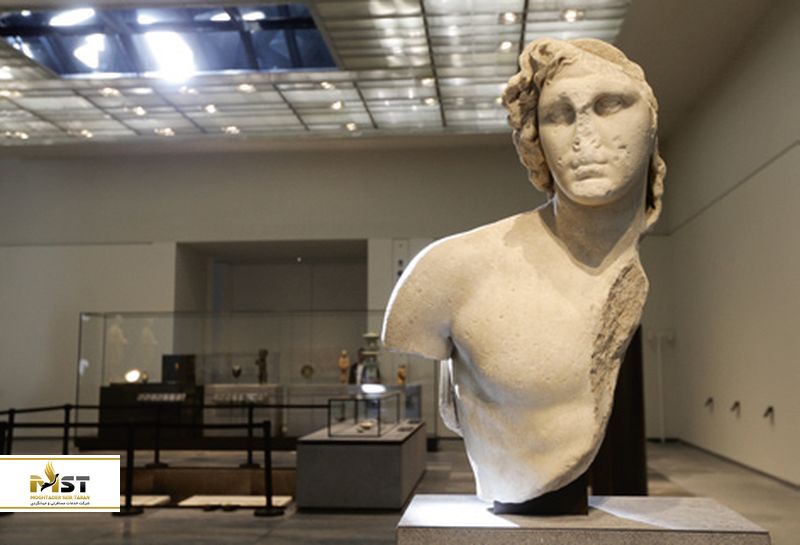 مجسمه الکساندر در لوور ابوظبی