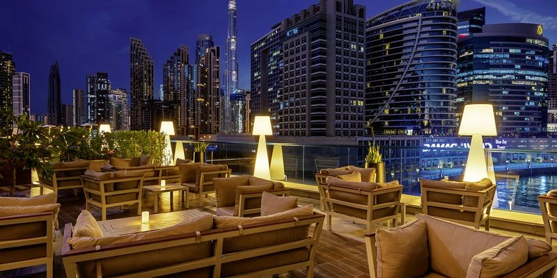 بعضی از لوکس&zwnj;ترین مراکز خرید دبی، شعبه&zwnj;&zwnj;ای از هتل&zwnj;های معروف را نیز در خود دارند.&nbsp; تعدادی از آن&zwnj;ها را در ادامه مرور می&zwnj;کنیم.&nbsp; هتل ۵ ستارۀ کِمپینسکی (kempinski) در امارات مال هتل ۵ ستارۀ جی دبلیو ماریوت هتل (JW Marriott Hotel) در مارینا مال هتل ۵ ستارۀ رادیسون بلو (Radisson Blu Hotel) در دبی مال هتل ۵ ستارۀ دابل تری هیلتون (DoubleTree by Hilton) در برجمان