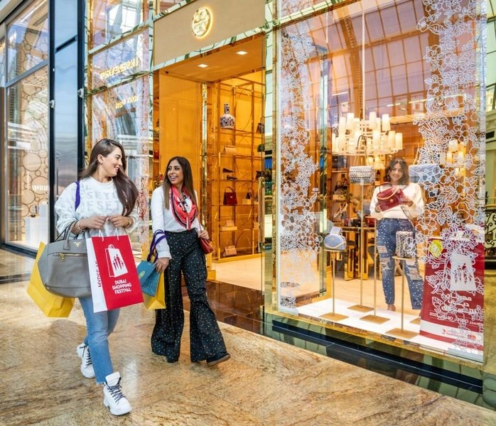 در فصل تابستان، دبی به&zwnj;خاطر گرمای هوا کمی خلوت&zwnj;تر است و ماه&zwnj;های ژوئن تا سپتامبر (تیر تا مرداد) را می&zwnj;توان فصل کم گردشگر دبی دانست. در این ایام مسئولین و اهالی دبی سعی می&zwnj;کنند با ارائۀ تخفیف و کاهش قیمت خدمات گردشگری، توریست&zwnj;ها را برای سفر به این شهر تشویق کنند.