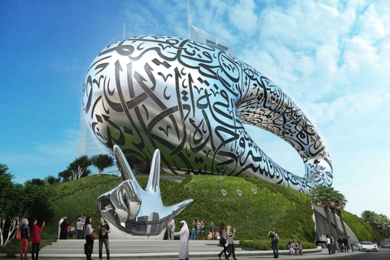 &laquo;آینده متعلق به کسانی است که می&zwnj;توانند&raquo;؛ یکی از جمله&zwnj;های حاکم دبی که به شکل نقوش برجسته در طراحی نمای ساختمان موزه آینده دبی نوشته شده است. این موزه با طراحی منحصربه&zwnj;فردِ بیضی&zwnj;شکلی که دارد؛ الگوهای سنتی در معماری را دگرگون کرده و نمادی از خلاقیت و نوآوری را به جهان معرفی کرده است.