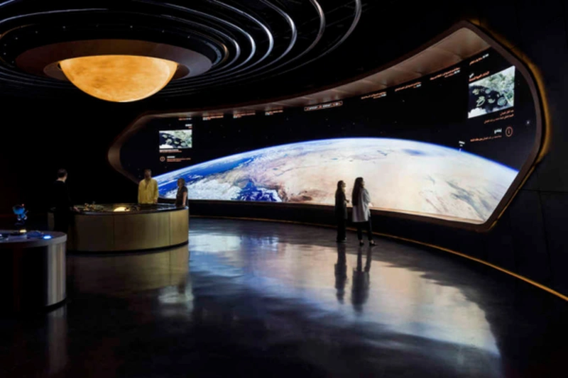 این نمایشگاه در طبقۀ پنجم است و ایستگاه فضایی هُپ (Hope) نام دارد. در نمایشگاه فضا و کیهان در فضای شبیه سازی شده به آیندهٔ دبی در سال ۲۰۷۰ میلادی با کمک راهنما و با استفاده از آواتار مجازی وارد محیط شبیه سازی شده، فضاپیما می&zwnj;شوید.