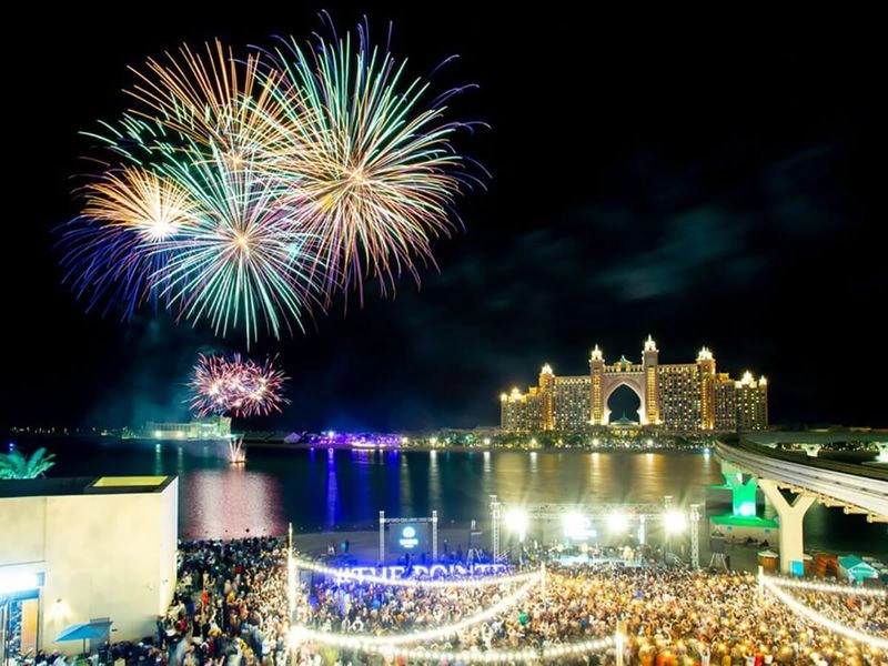 درعین&zwnj;حال می&zwnj;توانید گزینه جذاب دیگر، یعنی خرید غیرحضوری از طریق سایت&zwnj;های خرید از دبی مثل سایت noon دبی و سایت دوبیزل امارات را مدنظر داشته باشید. ممکن است این سؤال برایتان پیش بیاید که چگونه از ایران از سایت&zwnj;های امارات خرید کنیم؟ کافی است در این سایت&zwnj;ها بگردید؛ قیمت&zwnj;ها را مقایسه کرده؛ کالای مورد نظرتان را انتخاب کنید و اگر حساب ارزی و کارت اعتباری دارید آن را بخرید.