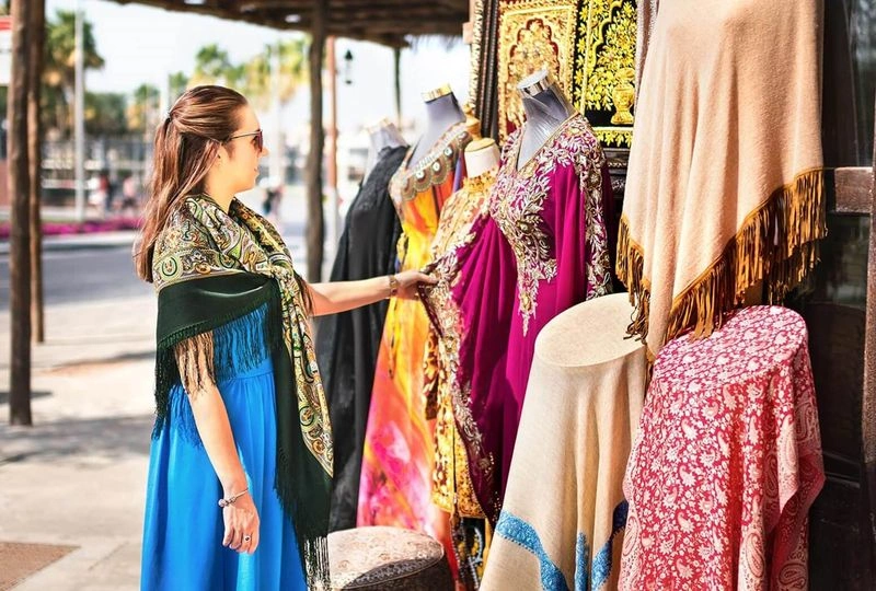 اول&zwnj;ازهمه پیشنهاد می&zwnj;کنیم از خرید طلا در دبی غافل نشوید. طلا و جواهرات به دلیل سیاست&zwnj;های مالیاتی دبی، قیمت&zwnj;های پایین&zwnj;تری نسبت به سایر مناطق دنیا دارند و جزو کالاهای پر سود دبی محسوب می&zwnj;شوند. از دیگر مزایای خرید از دبی این است که گوشی&zwnj;های هوشمند، تبلت&zwnj;ها، لپ&zwnj;تاپ&zwnj;ها، تلویزیون&zwnj;های LED، دوربین&zwnj;ها و سایر اقلام الکترونیکی در این شهر ارزان&zwnj;تر از نمونه&zwnj;های مشابه در سایر مناطق هستند. از طرفی عود و بخور، پشمینه، قهوه، عطر عربی، شکلات شیر شتر، خرمای عربی، ادویه&zwnj;جات، قلیان، فانوس&zwnj;های عربی، چای و صنایع&zwnj;دستی نیز گزینه&zwnj;های پرطرف&zwnj;دار دیگر برای خرید سوغاتی محسوب می&zwnj;شوند.