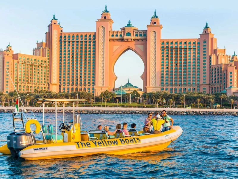 اگر در طول روز به The Pointe بروید، می&zwnj;توانید انواع فعالیت&zwnj;های آبی را نیز در این منطقه تجربه کنید و با امکانات مجموعۀ &laquo;قایق&zwnj;های زرد&raquo;، به گشت&zwnj;های آبی نیز بروید. 