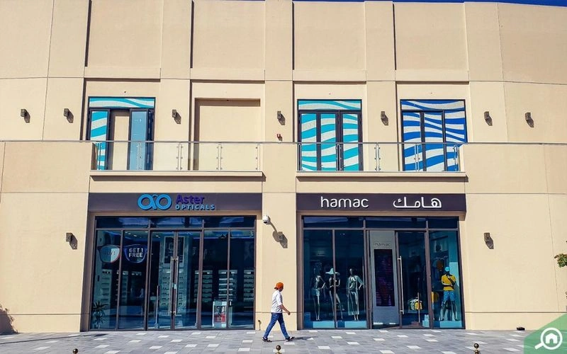 اگر در این شهر آفتابی قصد دارید عینکی از برندهای معتبر و لوکس مانند تیفانی، سُواراسکی یا رِی بَن بخرید، آستِر اُپتیکالز مقصد مناسبی برای شما است. این فروشگاه علاوه&zwnj;بر&nbsp; فروش عینک&zwnj;های آفتابی، انواع لنز و عینک طبی نیز دارد و خدمات بینایی&zwnj;سنجی نیز ارائه می&zwnj;دهد. این عینک&zwnj;فروشی در مناطق و مراکز خرید مختلف دبی شعبه دارد.