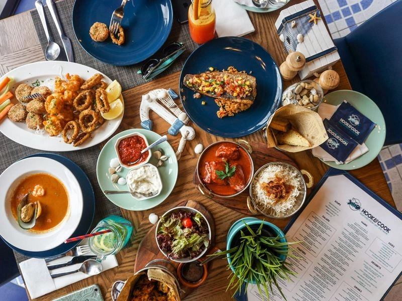 هوک&zwnj; اند کوک رستورانی زیبا است که غذاهای دریایی را با تازه&zwnj;ترین مواد اولیه طبخ می&zwnj;کند. غذاهای این رستوران علاوه&zwnj;بر طعم عالی، حجم قابل&zwnj;قبولی نیز دارند؛ طوری که می&zwnj;توانید هر پرس را دونفره میل کنید. در منوی این رستوران غذاهایی از آشپزی کشورهای مختلف مانند ایتالیا، فرانسه و... به چشم می&zwnj;خورد