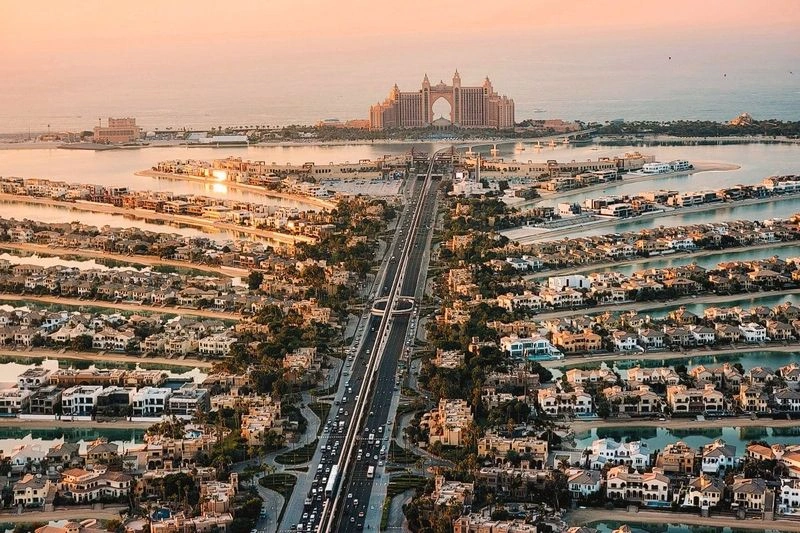 همان&zwnj;طور که گفتیم، این مکان تفریحی و خرید درست مقابل هتل Atlantis The Palm واقع شده است؛ با&zwnj;توجه&zwnj;به وجود این هتل در مقابل مجموعه و همچنین آب&zwnj;نمای بزرگی که روبه&zwnj;روی آن خودنمایی می&zwnj;کند، به&zwnj;راحتی می&zwnj;توانید با مراجعه به جزیرۀ نخل جمیرا، مکان مورد نظرتان را پیدا کنید و برای رفتن به این مکان از انواع وسایل نقلیه استفاده کنید.&nbsp;