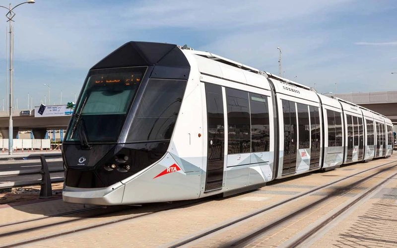 اگر قصد دارید با تراموا با این منطقه بروید باید با تراموای T1 تا ایستگاه Palm Jumeirah بروید. از این ایستگاه، تا The Pointe با تاکسی حدود 10 دقیقه فاصله است.