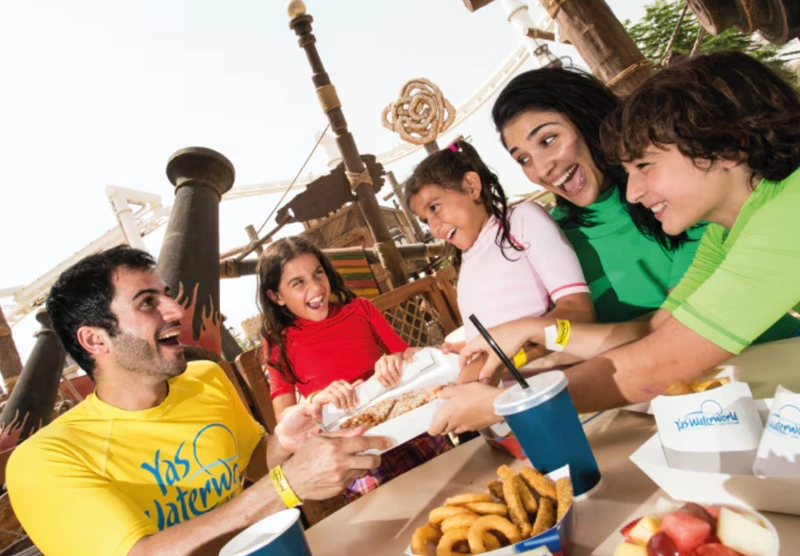 علاوه بر همه آنچه تاکنون گفتیم، در پارک آبی یاس چندین رستوران، کافه یا غرفههای غذا وجود دارد که در آنها میتوانید انواع مختلفی از غذاها و نوشیدنیها را میل کنید: