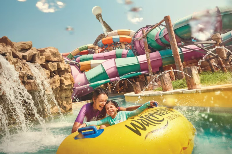 اگر میخواهید تجربه متفاوتی از شنا و استراحت در کنار موجها داشته باشید، باید بزرگترین استخر موج منطقه یعنی استخر امواج (Wave Pool Amwaj) را امتحان کنید. این استخر مواج چهار الگوی موجساز متنوع دارد و به همین دلیل حس شنا در اقیانوس را برای شما تداعی میکند. در کنار این استخر، رودخانه الرها (Al Raha) قرار دارد که طول آن بیش از ۳۰۰ متر است. این رودخانه که به اسم رودخانه تنبل هم شناخته میشود، یکی از بهترین نقاط این پارک برای استراحت در میان غارها و آبشارها است. اگر به موجسواری علاقه دارید، بهترین گزینه برای شما بابِلز بَرِل (Bubble’s Barrel) است که بزرگترین موجساز مصنوعی دنیا بهحساب میآید.