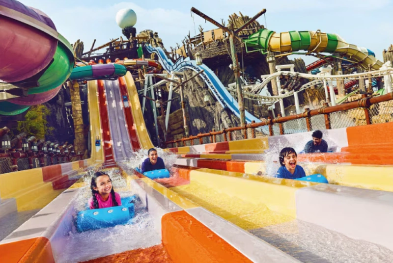 یاس واترورلد سرسرههای هیجانانگیز زیادی دارد که از جمله آنها میتوان به سرسره جِبِل دراپ (Jebel Drop) اشاره کرد که بلندترین سرسره سرعتی منطقه است.