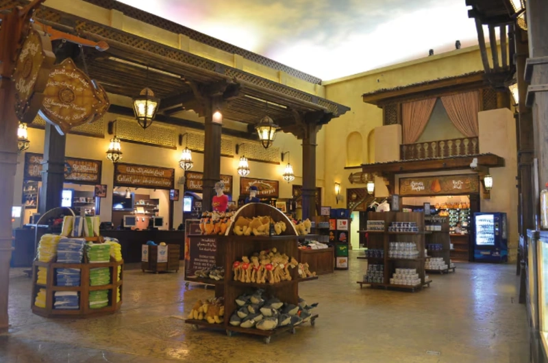 یاس واترورلد دارای فروشگاههای مختلفی است که در آنها میتوانید سوغاتیها و کالاهای ضروری خود را خریداری کنید.