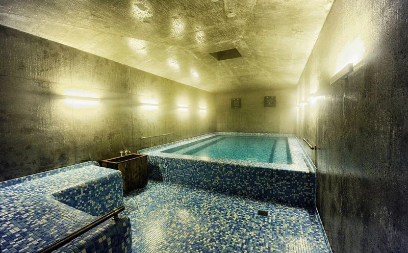 حمام&zwnj;های گوگردی تفلیس از جاذبه&zwnj;های گردشگری مهم این شهر هستند. این حمام&zwnj;ها در سراسر شهر فعال هستند و یکی از آن&zwnj;ها هم در محوطۀ دریچه لیسی قرار دارد. آب این حمام&zwnj;های گوگردی بین ۴۱ تا ۴۲ درجه سانتیگراد حرارت دارد و از چشمه&zwnj;های آب&zwnj;گرم طبیعی تامین می&zwnj;شود.&nbsp; مواد معدنی این حمام&zwnj;ها خاصیت زیادی برای پوست و مفاصل دارد. توصیه می&zwnj;کنند برای بعد از حمام آب&zwnj;گرم، برنامه&zwnj;ریزی خاصی برای تفریح و گردش نداشته باشید و استراحت کنید.