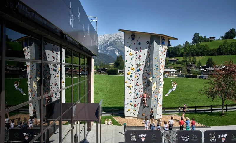 یکی از امکانات جالب دریاچه لیسی دیوار صخره&zwnj;نوردی است. این دیوار ۹.۲ متر ارتفاع دارد و جایی ایمن برای تجربۀ این ورزش هیجان&zwnj;انگیز است. شما می&zwnj;&zwnj;توانید تنها یا با همراهی مربی این ورزش را انجام دهید. خاطرتان باشد در شرایط آب&zwnj;&zwnj;وهوایی نامساعد، این مرکز تفریحی غیرفعال است.&nbsp;