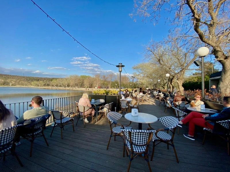 دریاچه لیسی تفلیس یکی از جاهایی است که گردشگران و مردم بومی برای تفریح، ورزش یا استراحت آن را انتخاب می&zwnj;&zwnj;کنند. نکتۀ جالب دربارۀ پارک تفریحی لیسی این است که با وجود جمعیت قابل&zwnj;توجه و انجام فعالیت&zwnj;هایی مثل دو دوچرخه&zwnj;سواری و... این مکان همچنان جایی آرام و دنج است. در ادامه تعدادی از امکانات تفریحی دریاچۀ لیسی را معرفی می&zwnj;کنیم