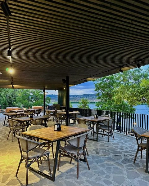 لیسی اینتِلیجِنسیا یکی از کافه&zwnj;رستوران&zwnj;های پرطرف&zwnj;دار اطراف دریاچه لیسی است. این رستوران منظره&zwnj;ای رو&zwnj; به دریاچه و جنگل دارد و جایی دنج و زیبا است. Lisi intelligentsia به تنوع نوشیدنی&zwnj;های خود معروف است؛ اما کیفیت غذاها و خدمات آن&zwnj;ها نیز خوب است.