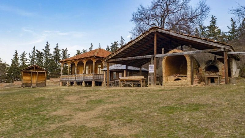 موزۀ مردم&zwnj;شناسی تفلیس یک از مهم&zwnj;ترین جاهایی است که در سفرتان به این شهر باید ببینید و خوشبختانه فقط ۳ کیلومتر با دریاچه لیسی فاصله دارد. این موزه با موزه&zwnj;هایی که تا الان دیده&zwnj;اید فرق می کند؛ در این مکان، در زمینی به مساحت ۵۲ هکتار، ۷۰ خانۀ سنگی با سبک معماری گرجستانی وجود دارد. موزۀ مردم&zwnj;شناسی تفلیس ۱۴ بخش مختلف دارد که روی هم رفته ۸۰۰۰ وسیلۀ تاریخی را به&zwnj;نمایش گذاشته&zwnj;اند.