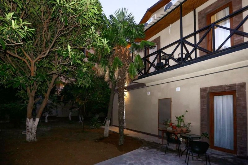 نام هتل ازو تا حد زیادی فضای این هتل را توصیف می&zwnj;کنند. این کلمه در زبان گرجی به معنای &laquo;باغ&raquo; است و این هتل را نیز باغی دنج دربرگرفته است. تعدادی از اتاق&zwnj;های هتل ازو رو به این باغ میوه هستند؛ اگر به این منظره علاقه&zwnj;مندید، حتماً موقع رزرو این نکته را بگویید. نکته بسیار مهم دربارۀ هتل ازو این است اقامت کودکان زیر ۴ سال در این هتل رایگان است.