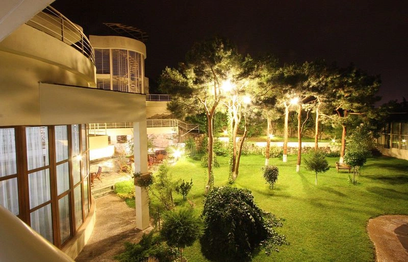 هتل ودزیسی گاردن دارای بنایی مجلل و قدیمی است و برای افرادی که سلیقه&zwnj;ای کلاسیک دارند انتخاب خوبی خواهد بود. این هتل یک باغ زیبا نیز دارد که در آن رستوران و بار هم وجود دارد. هتل ودزیسی گاردن علاوه بر نزدیکی به دریاچه، به ایستگاه&zwnj;های مترو و تاکسی هم نزدیک است و شما به&zwnj;راحتی به مناطق دیدنی تفلیس دسترسی&zwnj; خواهید داشت.