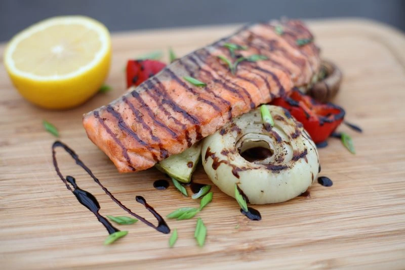 یکی دیگر از جاهای آرام و دنج اطراف دریاچه، کافه&zwnj;رستوران ورد است. این کافه&zwnj;رستوران انتخاب اول کسانی است که دنبال خوش&zwnj;طعم&zwnj;ترین غذاها می&zwnj;گردند. نوای پیانو، پرسنل خوش&zwnj;برخورد و موارد اولیۀ تازه تعدادی از ویژگی&zwnj;های مهم این رستوران هستند.