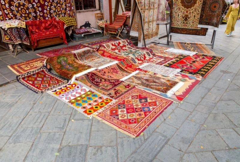 نقاشی&zwnj;های سنتی: نقاشی گرجی به استفاده از رنگ&zwnj;های زنده شناخته می&zwnj;شود. موضوع این نقاشی&zwnj;ها اغلب مذهب، تاریخ و طبیعت است و به همین دلیل یکی از بهترین هدیه&zwnj;های تفلیس برای سوغاتی دادن هستند.