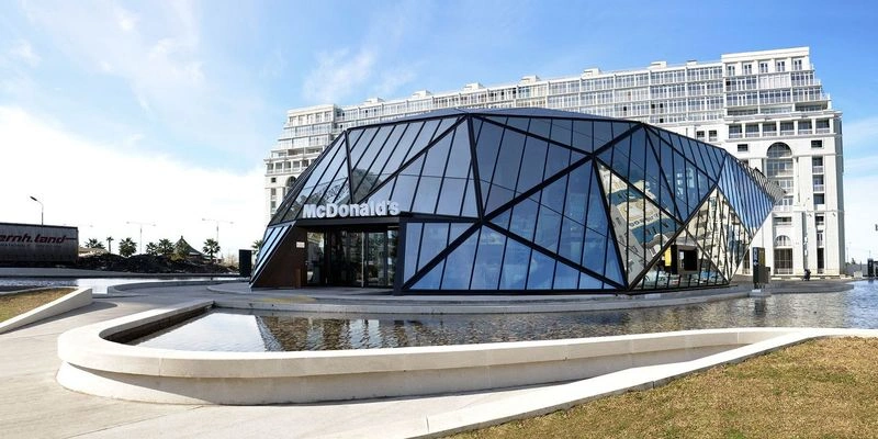 یکی از شعب مکدونالد آن هم در بنایی با تزئینات آینهای و شیشهای قرار گرفته و بسیار زیباست. در سال ۲۰۱۴ میلادی، ساختمان این شعبه مک دونالد جایزه بهترین بنا در میان ساختمانهای تجاری دنیا را از سایت معروف و تخصصی آرکدیلی (ArchDaily) دریافت کرد. درون این ساختمان با فضایی مدرن روبهرو میشوید و طراحی محیط حالت مینیمال دارد.