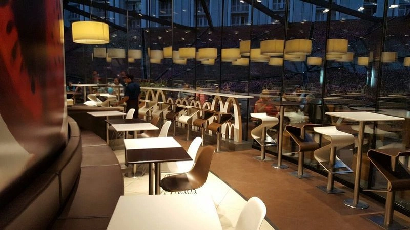 بعد از نوشجانکردن غذا یا حتی بهطور مستقل، میتوانید بهسراغ دسرهای خوشمزه مک دونالد بروید. نوشیدنیهای مختلف و متنوعی هم در منوی این شعبهها دیده میشوند.