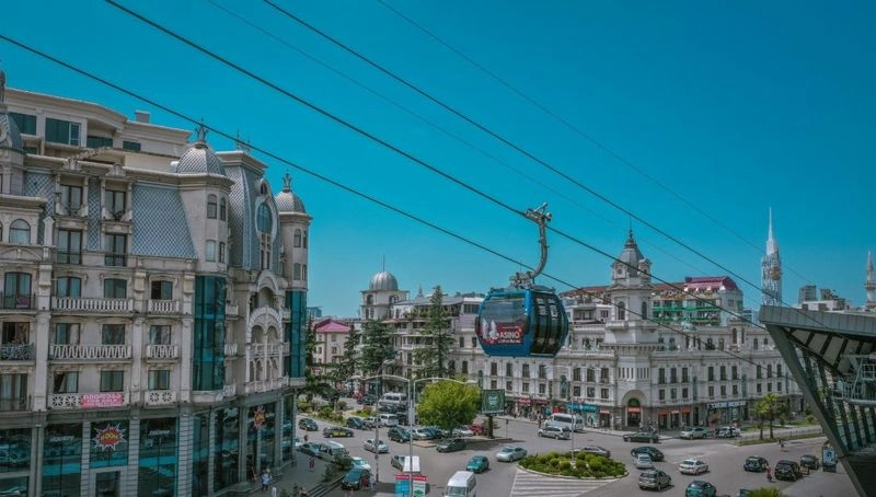 ساخت مجموعه آرگو از سال ۲۰۰۸ شروع شده بود؛ اما کار روی تلهکابین از سال ۲۰۱۴ شروع و تنها دو سال طول کشید تا کاملاً افتتاح شود. البته ساخت تلهکابین باتومی برای این شهر بدون چالش هم نبود. هم در زمینه تامین منابع مالی و هم از نظر حفظ منابع طبیعی در کوه، چالشهای زیادی به وجود آمد که در نهایت با تامین منابع بینالمللی این مشکلات حل شدند.