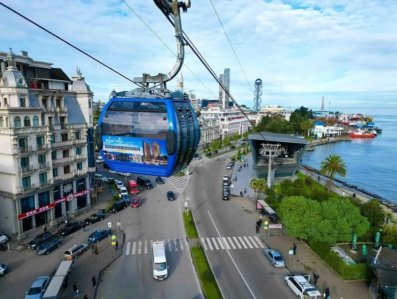 تلهکابین باتومی همهروزه از ساعت ۱۱ صبح تا ۷:۳۰ بعد از ظهر به فعالیت مشغول است که البته شما باید ساعت پایانی کار را برای مسیر برگشت در نظر بگیرید. البته شرایط بد آبوهوایی ممکن است باعث شود که مجموعه فعالیت خود را متوقف کند و این یکی از دلایل دیگری است که تابستان که بارشها بسیار کمتر میشود را برای رفتن به باتومی انتخاب کنید. تلهکابین روزهای تعطیلات رسمی عمومی در گرجستان مثل کریسمس، شب سال نو و... نیز به فعالیت خود ادامه میدهد. این شامل خدمات ایستگاه بالای کوه، رستورانها و مراکز فرهنگی و تفریحی هم میشود.