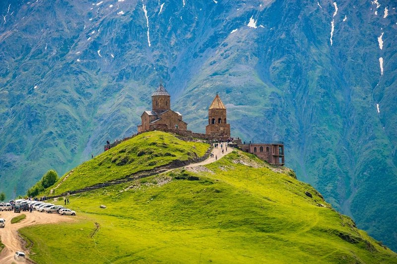 شهرهای کشور گرجستان هر ساله پذیرای هزاران گردشگر از سراسر جهان هستند که بخشی از آنها برای دیدن جاذبههای تاریخی و بخشی دیگر برای بازدید از طبیعت بسیار زیبای این کشور به آنجا سفر میکنند.