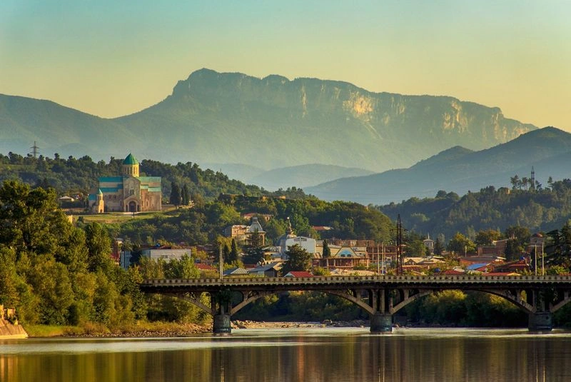 در مورد هزینه سفر به شهرهای توریستی گرجستان باید گفت که هزینه کلی سفر به گرجستان شامل چند بخش میشود. شما میتوانید در شهرهای مختلف، هتلهایی از ۷ تا حتی بیش از ۱۵۰ دلار انتخاب کنید که این کاملا بسته به انتخاب شما دارد.