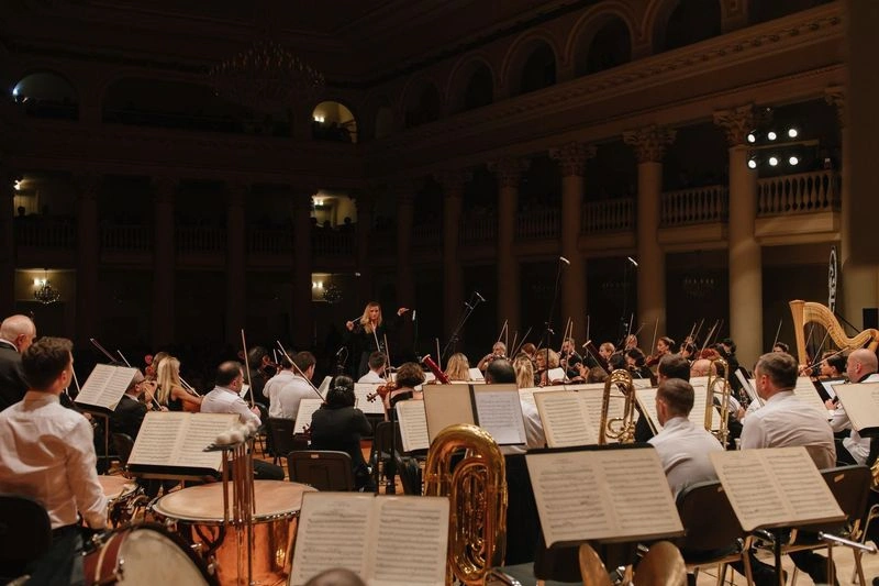 پایتخت گرجستان در طول سال میزبان فستیوالهای متنوعی است که بسیاری از آنها در ساعات شب برگزار میشوند و هر کدامشان از تفریحات جذاب در تفلیس هستند. از جشنوارههای موسیقی و نمایش خیابانی گرفته تا مراسم فرهنگی محلی، این رویدادها فرصتی منحصربهفرد برای آشنایی با زندگی اجتماعی و فرهنگی مردم گرجستان هستند.