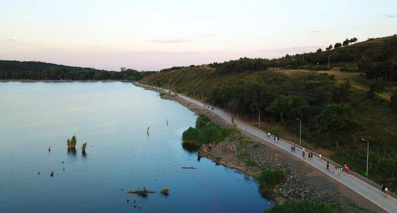 دریاچه لیسی با چشماندازی زیبا و فضای سبز بزرگ، یکی از آرامترین مقاصد طبیعی تفلیس به شمار میآید. این مکان، انتخابی فوقالعاده برای یک عصر دلانگیز در دل طبیعت است و در بسیاری از برنامههای سفر تفلیس برای استراحت و پیکنیک گنجانده میشود. تجربهای ساده اما خاطرهانگیز در دل جاذبههای طبیعی تفلیس که تنوع خیلی خوبی به سفر شلوغ شما میدهد.
