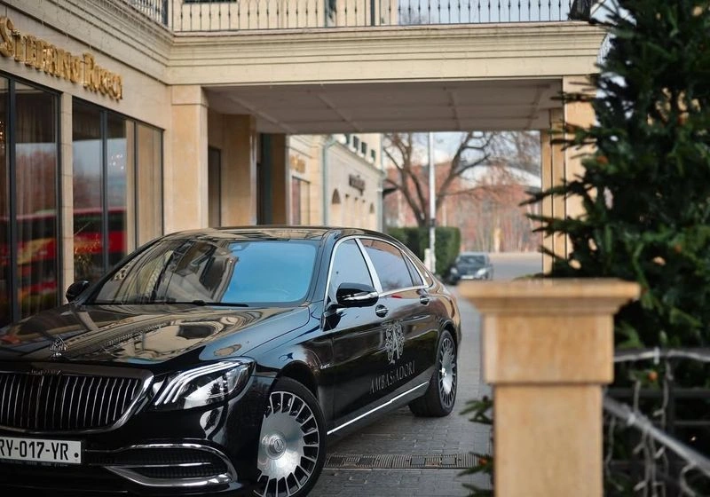 ترانسفر هتل یکی از خدمات محبوب هتل&zwnj;ها است که بسته به درجۀ لوکس بودن اقامتگاه، ممکن است ارائه شود. اگر با تور ویژه گرجستان به سفر بروید، محل اقامت شما یکی از هتل&zwnj;های لوکس گرجستان خواهد بود و این خدمات را ارائه می&zwnj;دهد؛ اما خاطرتان باشد که قبل از سفر، جزئیات پرواز و زمان رسیدن&zwnj;تان را با هتل هماهنگ کنید. ترانسفر هتل ممکن است رایگان باشد یا با هزینۀ اضافه در اختیار شما قرار بگیرد.