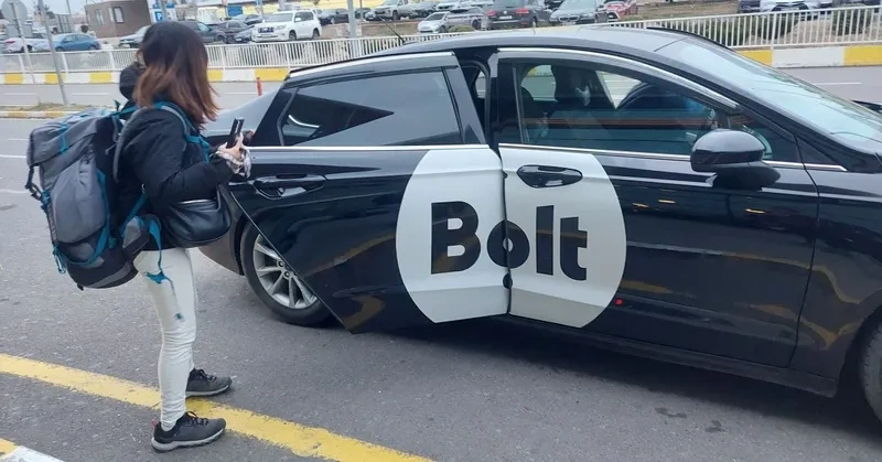 اجارۀ تاکسی از طریق برنامه&zwnj;&zwnj;های آنلاین مانند Bolt در تفلیس