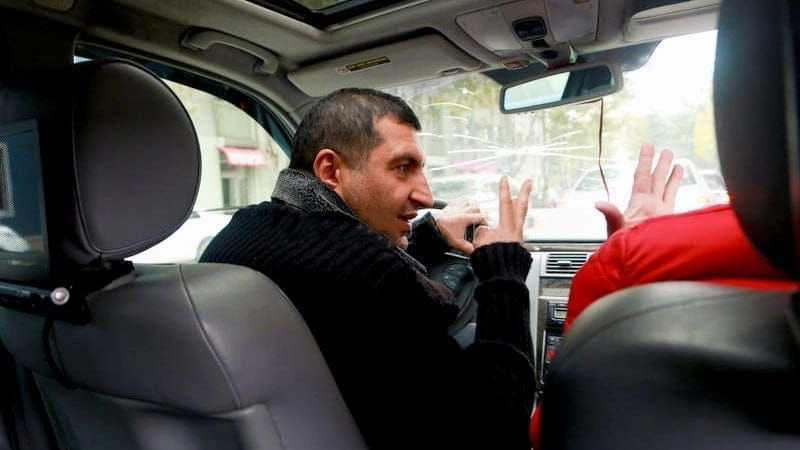 شاتل فرودگاه و تاکسی آنلاین هر دو از گزینه&zwnj;های راحت برای رفتن به شهر هستند؛ زیرا سرعت خوبی دارند و شما را مستقیم به مقصدتان می&zwnj;رسانند؛ اما مواردی مانند هزینه و دسترسی، می&zwnj;توانند روی انتخاب شما تاثیر بگذارند.