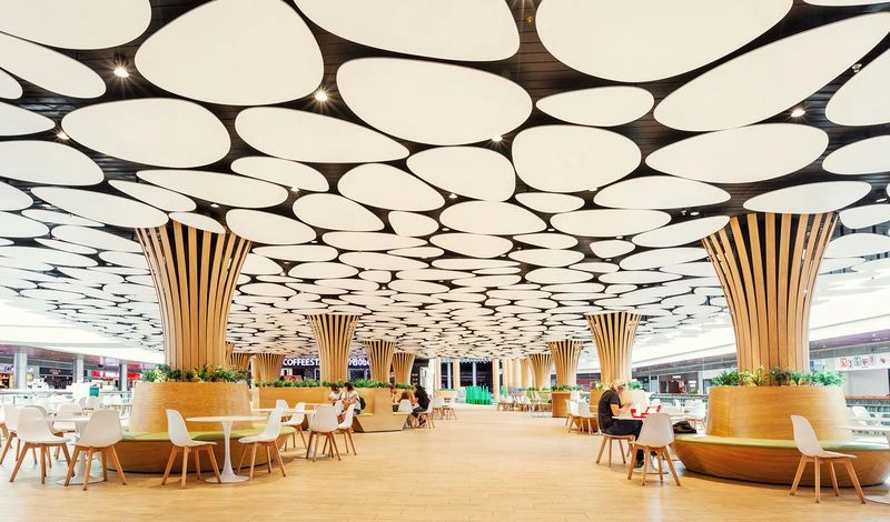 مثل همه مراکز خرید مدرن و بزرگ در تفلیس مال هم رستورانها و کافههای متعدد زیادی وجود دارند که میتوانید با خیال راحت خرید کرده و هر موقع که دوست داشتید به آنها سر زده و استراحت کنید.