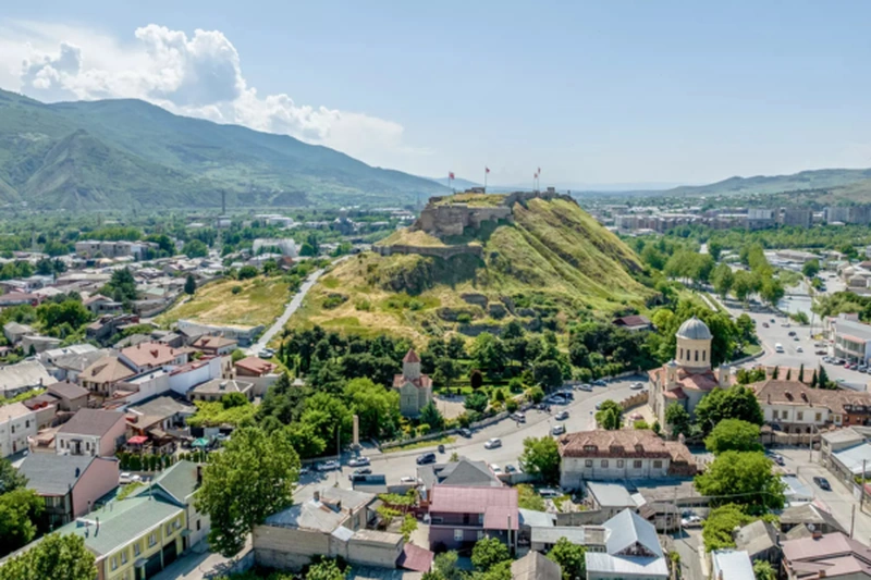 گوری در منطقهٔ شرقی گرجستان واقع شده و به&zwnj;عنوان پایتخت منطقهٔ شیدا کارِتلی (Shida Kartli) شناخته می&zwnj;شود. این شهر در محل تلاقی رودخانه&zwnj;های مِتکواری (Mtkvari) و لیاخُوی (Liakhvi) و بین تفلیس (پایتخت گرجستان) و کوتایسی (Kutaisi) واقع شده و حدود یک ساعت و نیم با پایتخت فاصله دارد. برای دسترسی به گوری، می&zwnj;توانید از مینی&zwnj;بوس (مارشروتکا) یا تاکسی استفاده کنید. در ادامه مفصل تر مسیرهای دسترسی به گوری را معرفی خواهیم کرد.&nbsp;