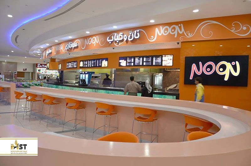 مرکز خرید دو دلفین در میدان انقلاب درگهان و در فاصله حدود ۱۲ کیلومتری از مرکز شهر قشم واقع شده است. این موقعیت مکانی باعث شده تا دسترسی به آن برای گردشگران بسیار آسان باشد. بهترین گزینه برای رفت و آمد به این پاساژ، استفاده از تاکسی&zwnj;های شهری است.