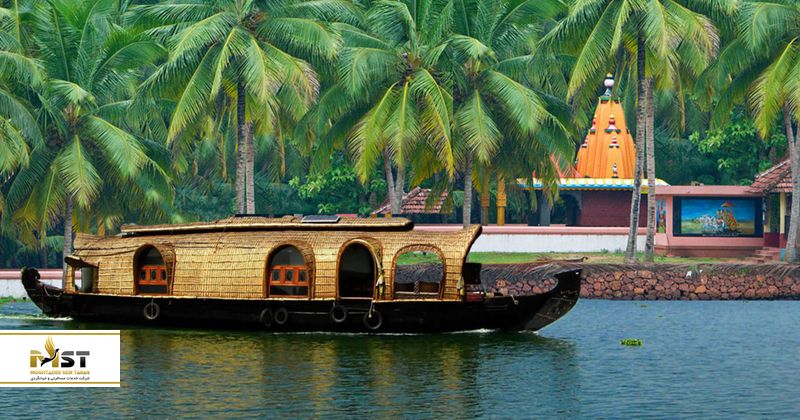 قایق سواری بر روی رودخانه