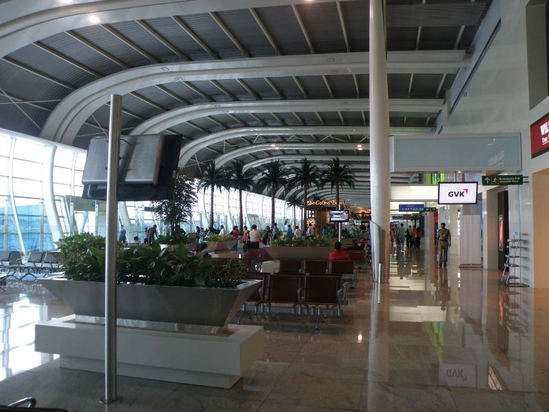 فرودگاه بمبئی دو ترمینال مجزا برای پروازهای داخلی و خارجی دارد. پروازهای داخلی از ترمینال ۱ فرودگاه به شهرهای مختلف هند و پروازهای خارجی از ترمینال ۲ انجام می&zwnj;شوند. در ادامه ترمینال&zwnj;های ۱ و ۲&nbsp; این فرودگاه را بیشتر معرفی می&zwnj;کنیم.