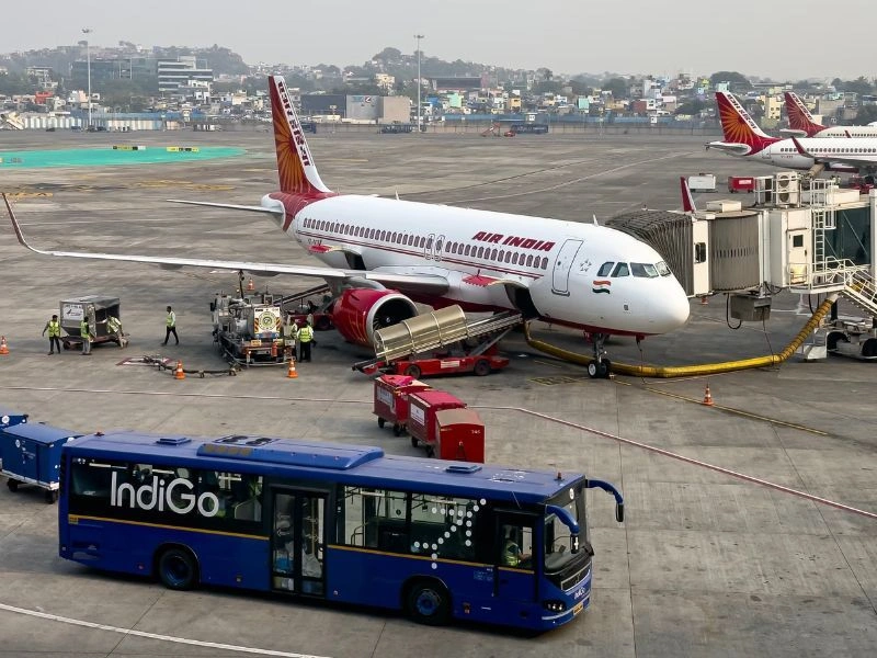 تاکسی&zwnj;های اتوریشکا، وسیله نقلیه عمومی سنتی در هند هستند که برای حمل و نقل مسافران به مرکز شهر و روستاهای اطراف استفاده می&zwnj;شوند. در بمبئی، حداقل کرایه برای اتوریشکا برای ۲ کیلومتر اول ۲۶ روپیه است و پس از آن به ازای هر کیلومتر ۱۷ روپیه اضافه می&zwnj;شود.