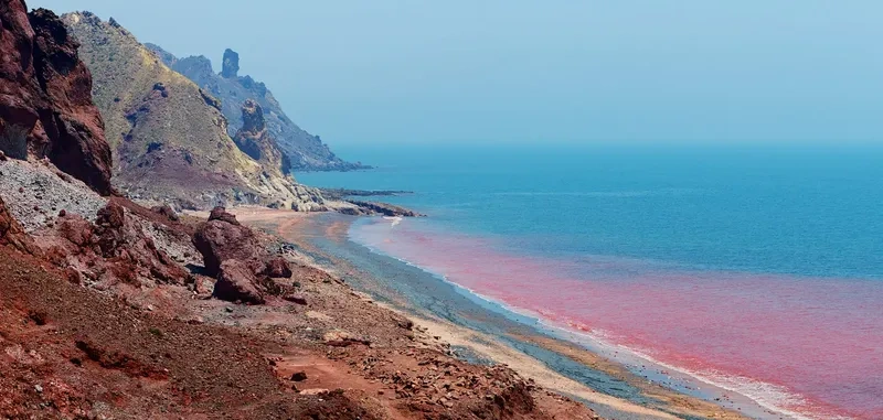 از آنجایی که بهترین زمان سفر به قشم از اوایل مهر تا پایان بهمن است، پاییز فصل مورد علاقه بسیاری از گردشگران است. آب&zwnj;وهوا در این فصل قشم دلپذیر است و می&zwnj;توانید به راحتی از جاذبه&zwnj;های طبیعی قشم دیدن کنید. درحقیقت، پاییز در قشم یک فصل گذار است، جایی که گرمای شدید تابستان به تدریج جای خود را به هوای خنک&zwnj;تر و قابل تحمل&zwnj;تر می&zwnj;دهد. دمای هوا از ۲۵ درجه سانتیگراد تا ۳۵ درجه سانتیگراد متغیر است. شما می&zwnj;توانید در اوایل پاییز و به ویژه بعدازظهرها در دریا شنا کنید. اوایل پاییز نیز جزیره خلوت است و فرصت خوبی برای دوری از شلوغی زمستان است.
