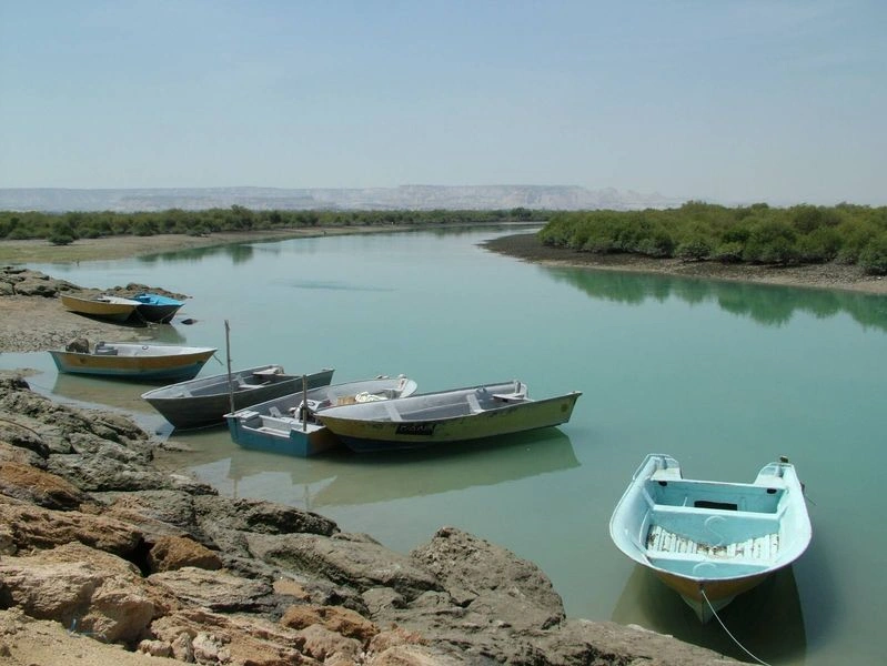 برخی معتقدند بهترین زمان سفر به قشم زمستان است، زیرا در این فصل، هوای جزیره خنک و بسیار دلپذیر است. آب&zwnj;وهوا در این دوره در مطلوب&zwnj;ترین حالت خود قرار دارد و دما از ۱۵ درجه سانتیگراد تا ۲۵ درجه سانتیگراد متغیر است. شما می&zwnj;توانید در زمستان به راحتی از جاذبه&zwnj;های طبیعی جزیره قشم دیدن کنید. سواحل مملو از گردشگرانی است که از آفتاب گرفتن لذت می&zwnj;برند. با&zwnj;این&zwnj;حال، آب دریا در زمستان برای شنا کردن کمی سرد است، اما هنوز هم می&zwnj;تواند وجودتان را خنک کند.