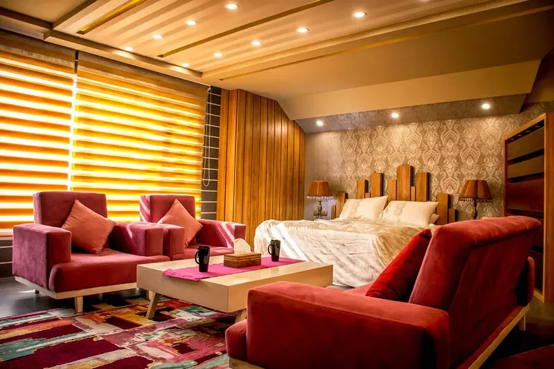 هتل آلاله با موقعیت مرکزی خود، دسترسی آسان به مراکز خرید درگهان را برای مهمانان خود فراهم می&zwnj;آورد.