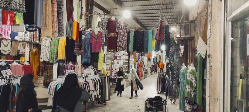 بازار قدیم قشم صرفا مکانی برای خرید نیست؛ بلکه اکثر مسافران این مکان را به خاطر حس&zwnj;وحال متفاوت و خاصی که دارد برای بازدید انتخاب می&zwnj;کنند. بنابراین می&zwnj;توان گفت، این مجموعه نقشی بیش&zwnj;تر از یک بازار در اقتصاد و فرهنگ محلی دارد. 