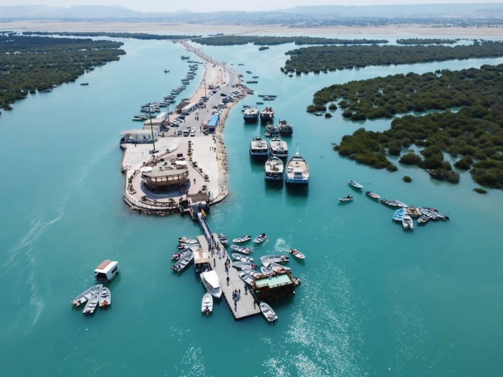 اسکلۀ گردشگری طبل یکی از جاذبههای مهم این روستا است. درواقع میتوان آن را خیابانی میان آبهای خلیج فارس و درختان مانگرو دانست. این اسکله امکانات رفاهی و تفریحی متعددی مانند بازارچۀ صنایعدستی، کافه و رستوران دارد؛ اما اهمیت آن به خاطر این است که برای بازدید از جنگلهای حرا، یکی از معروفترین جاذبههای طبیعی قشم، باید از این اسکله سوار قایق شوید. این خیابان دریایی حدود یک کیلومتر طول دارد و یکی از آثار ملی ایران است.