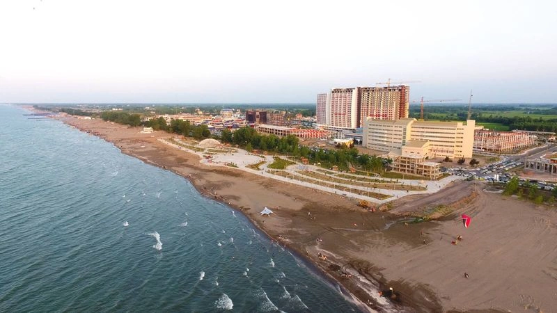 سواحل دریای خزر شاید به&zwnj;اندازۀ کیش و قشم مملو از امکانات نبوده و همچنین خبری از تفریحات خاص آبی در آن نباشد، اما تابستان&zwnj;ها گردشگرانی که به آنجا می&zwnj;روند، این امکان را دارند تا از تجهیزات آبی زیادی که در سواحلی شمالی ایران مهیا شده استفاده کنند.